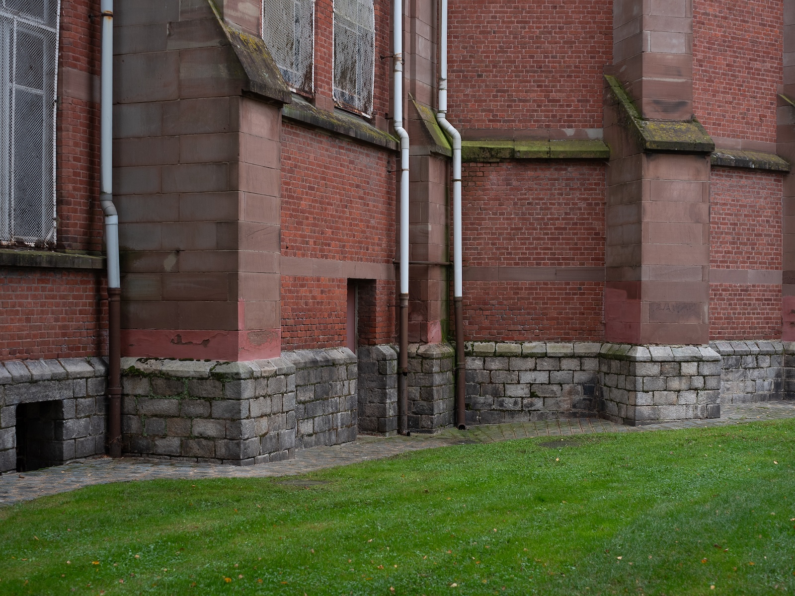 Vue extérieure de l'église d'Armentières réalisé par Atelier Sauvegarde