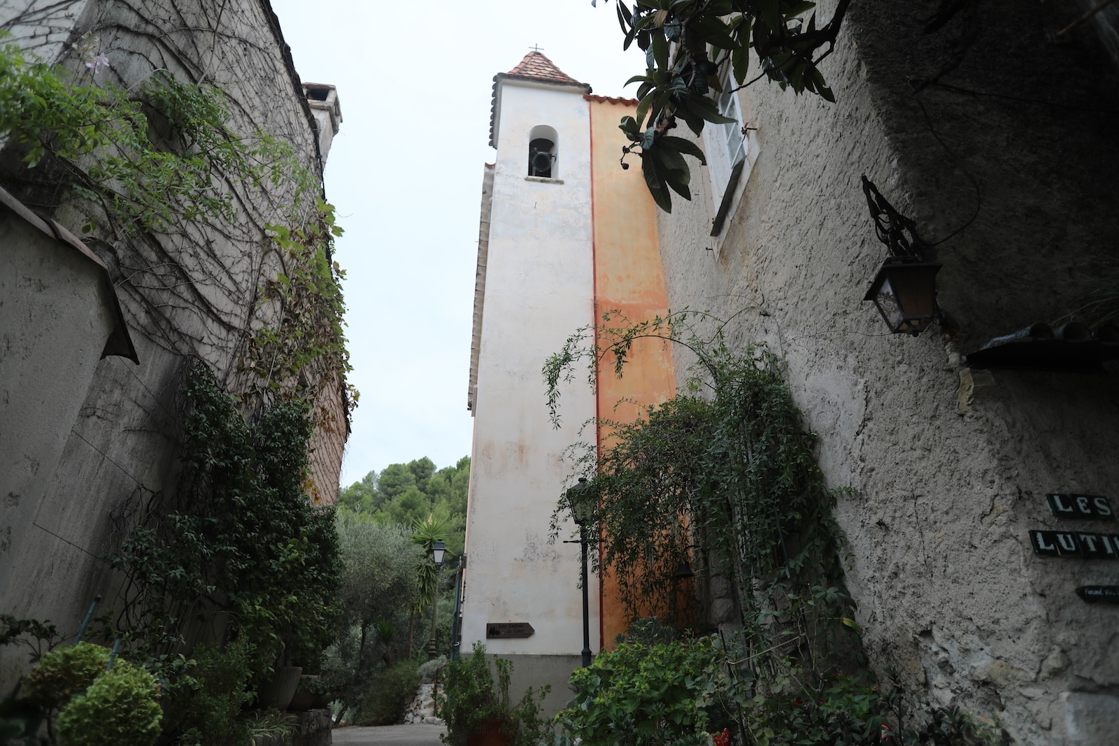 Photo de la chapelle de peillon en intérieur.